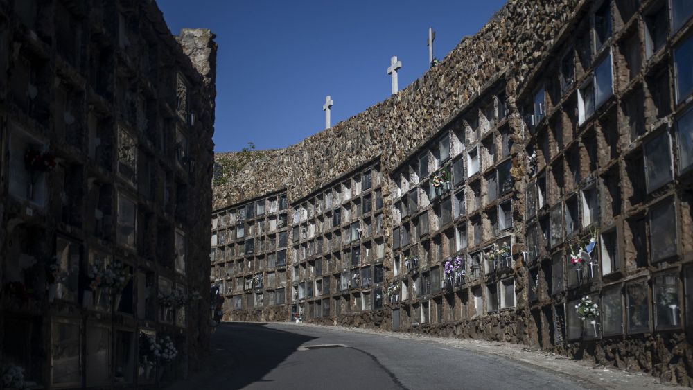 Quiénes son los responsables del saqueo de 162 nichos en el cementerio de Montjuïc?