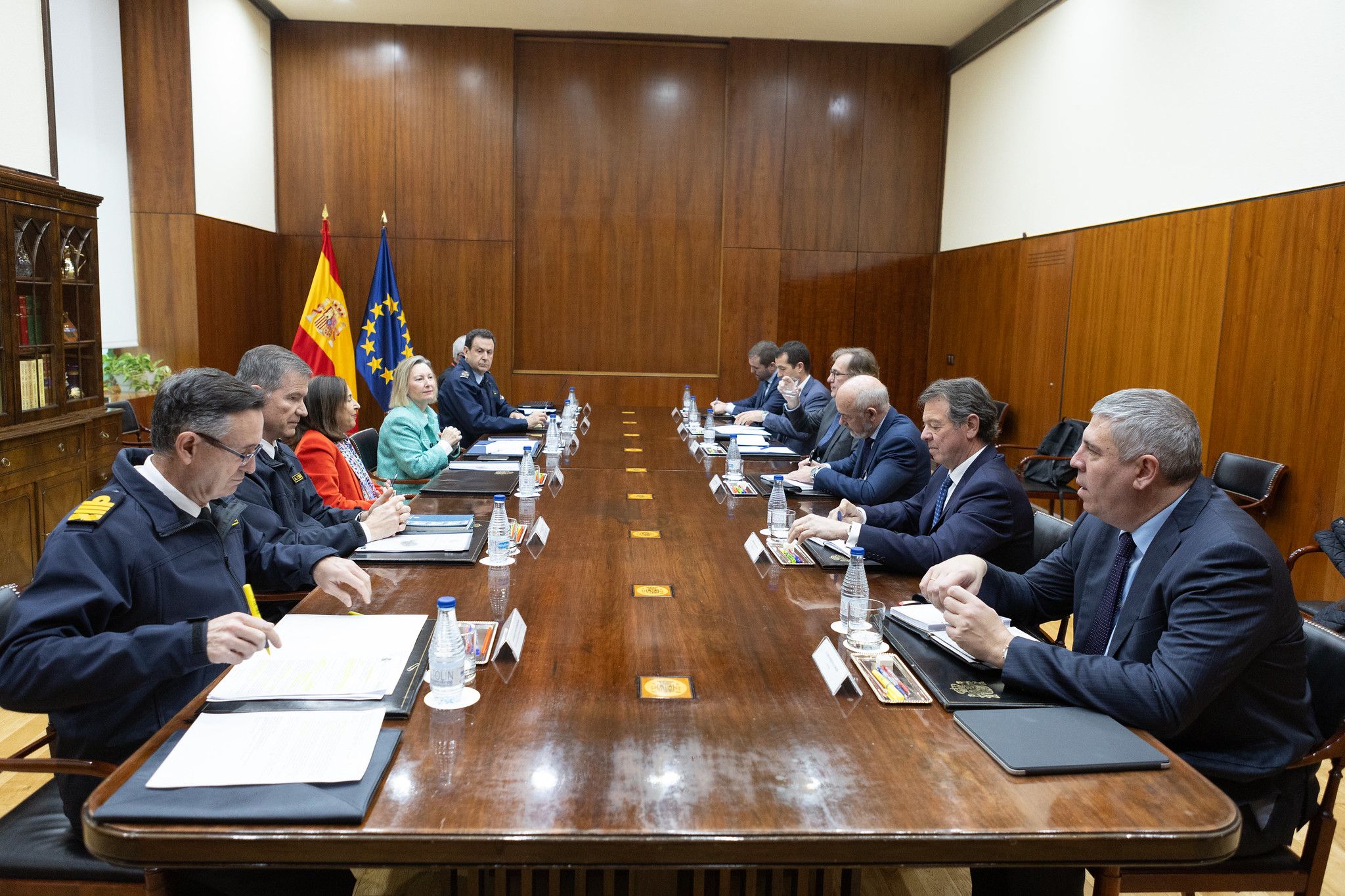 Imagen de la reunión de la Ministra de Defensa con los CEOs que forman parte de TESS DEFENCE.