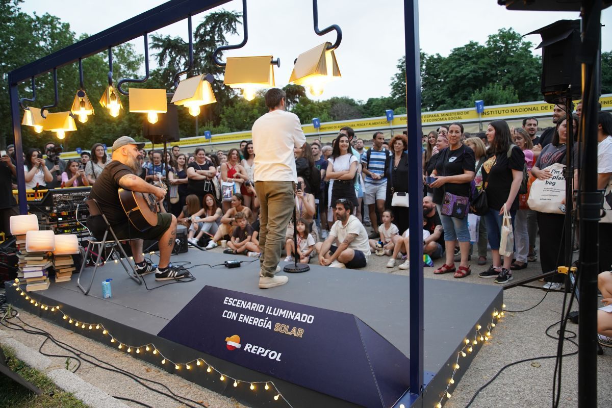 Rayden actuó por sorpresa en &#39;La noche iluminada&#39; de la Feria del Libro de Madrid