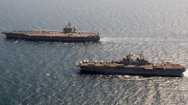 Portaviones USS Essex (LHD 2) and aircraft carrier USS Theodore Roosevelt (CVN 71)