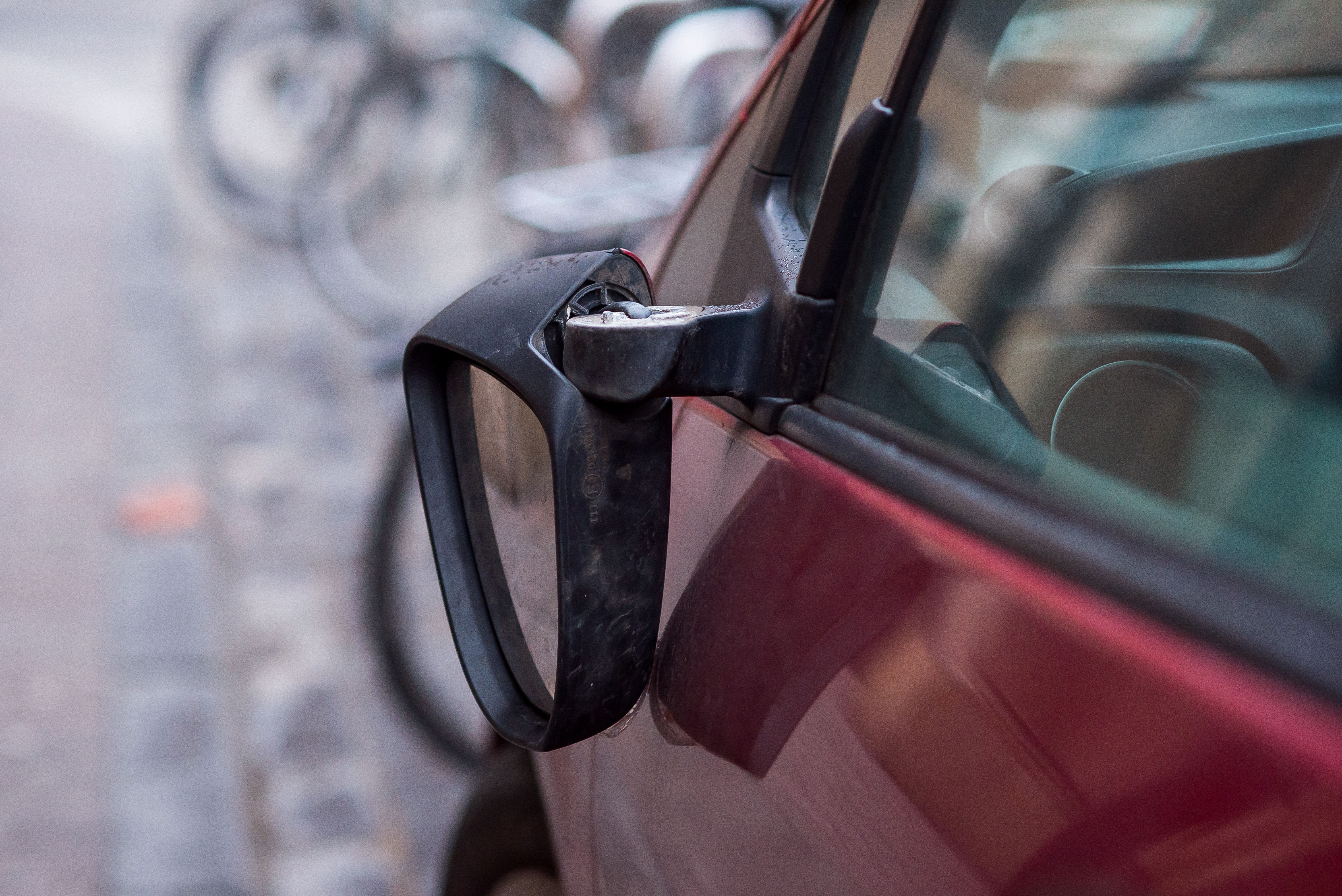 Cuidado, conductores: vuelve la estafa del espejo retrovisor roto