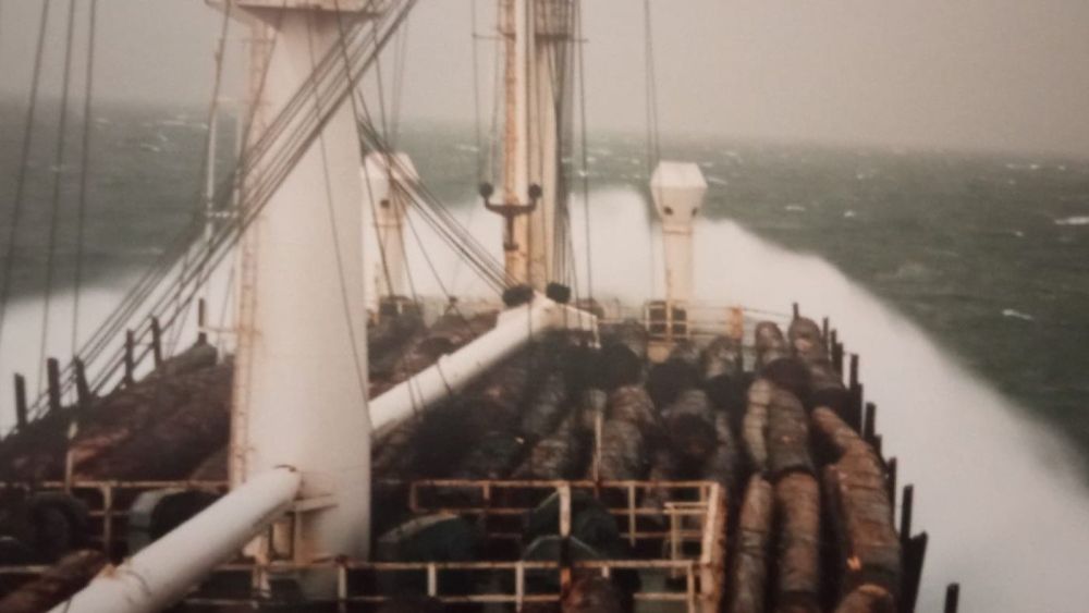 Barco mercante navegando de Cabo Verde a Canarias que muestra cómo con ese mar y viento un cayuco no puede navegar.