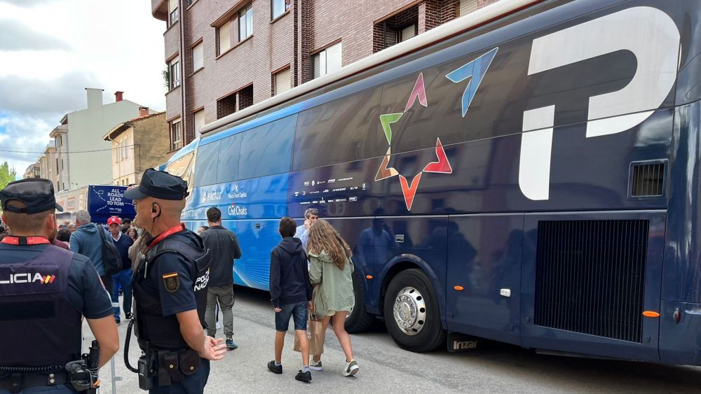 Agentes de la Policía Nacional junto al autobús de Israel.