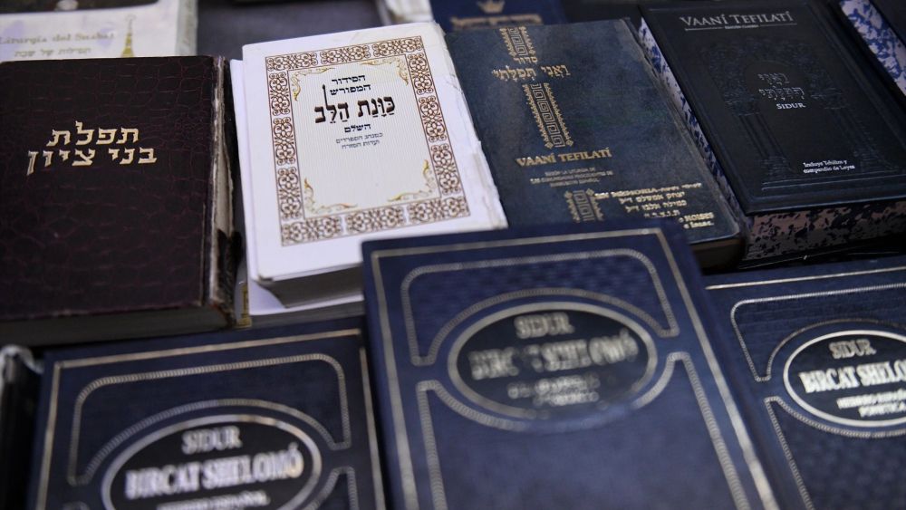 Varios libros de rezos en el acto celebrado en memoria de las víctimas de los ataques terroristas de Hamás, en la Sinagoga Beth Yaacov, el 10 de octubre de 2023, en Madrid. Foto: Europa Press / Fernando Sánchez