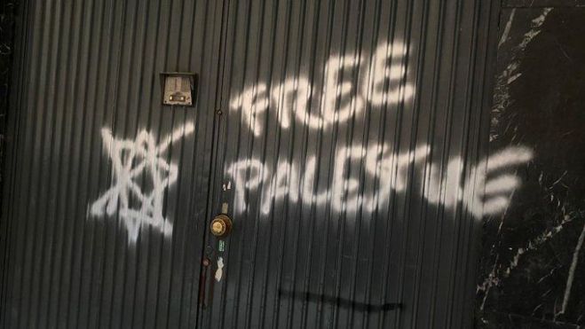 Las pintadas antisemitas causan el refuerzo de la vigilancia policial en sinagogas, viviendas de familias judías españolas y edificios israelíes en Madrid. Foto: La Plataforma contra el antisemitismo.