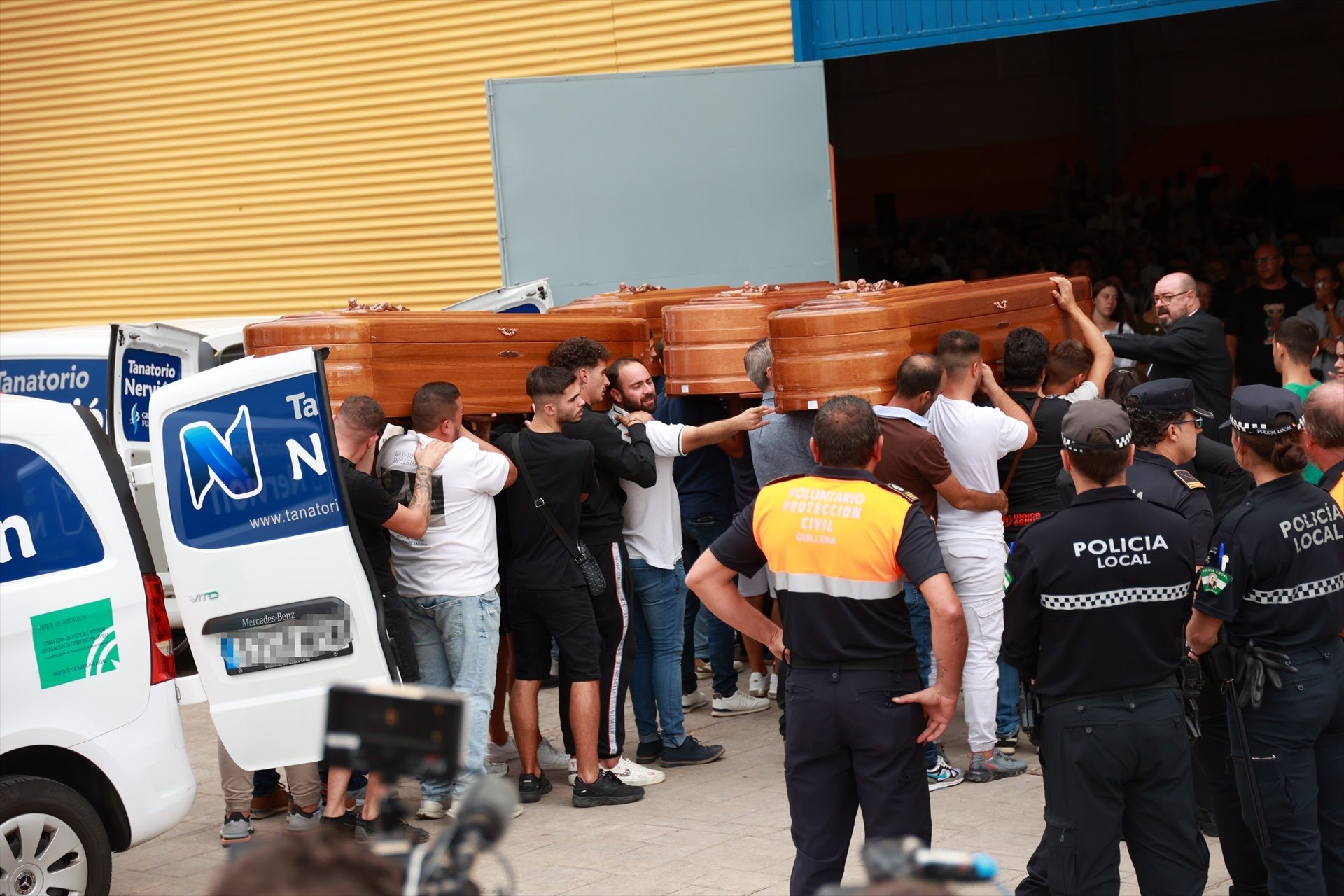 Más de 4.000 personas acuden al velatorio de la familia fallecida en el incendio de su casa