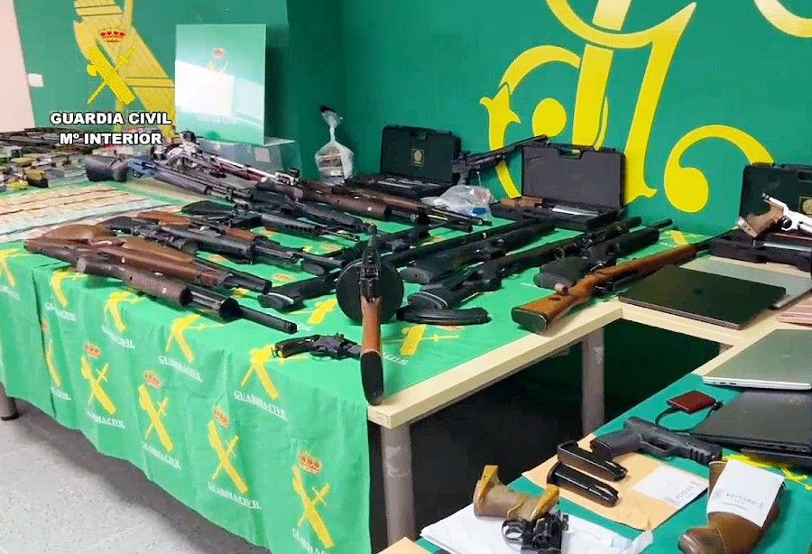 Cae una trama de estafas a través de una especie de secta que compraba armas con el dinero de sus adeptos