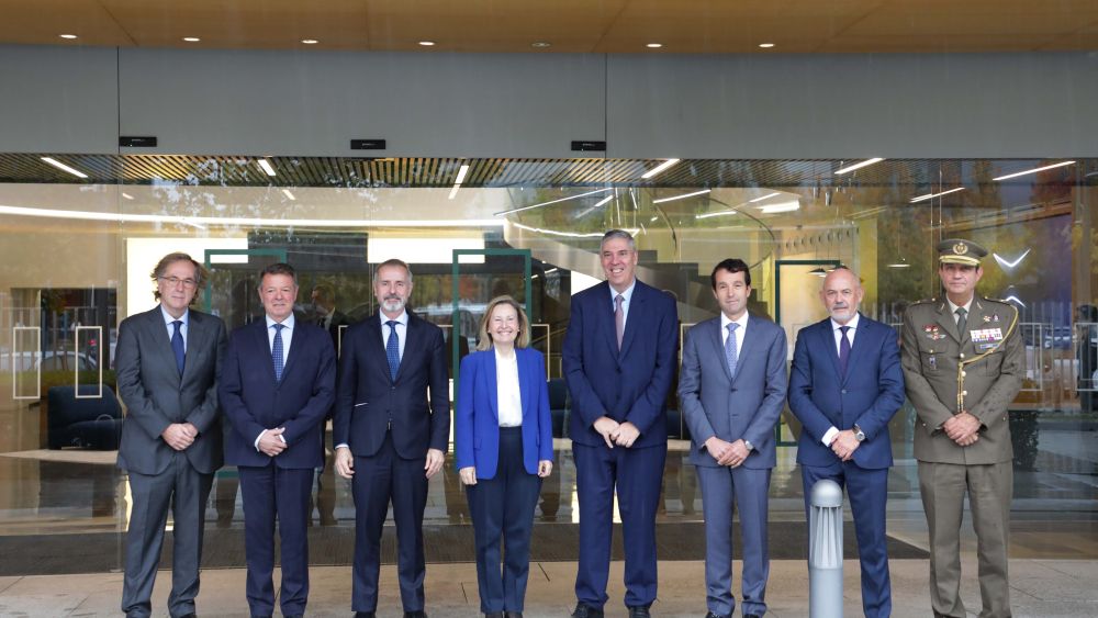 de izquierda a derecha, Ibon Aperribay, consejero delegado de SAPA; Juan Escriña, consejero delegado de GDELS-Santa Bárbara; Marc Murtra, presidente de Indra; Amparo Valcarce, secretaria de estado de Defensa; José Vicente de los Mozos, consejero delegado de Indra; Ángel Escribano, consejero delegado de EM&E; Javier Alonso, General de División; Enrique Campo, director de Gabinete Técnico de la Secretaria de Estado de Defensa.