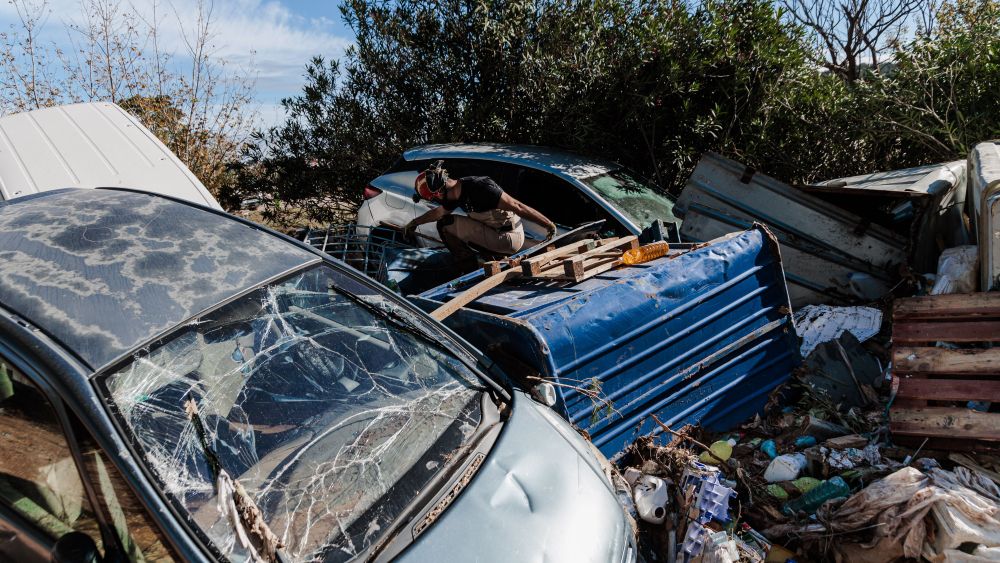 Un efectivo de la UME busca víctimas en una zona afectada por la DANA en Chiva, Valencia. Foto: Carlos Luján (Europa Press).