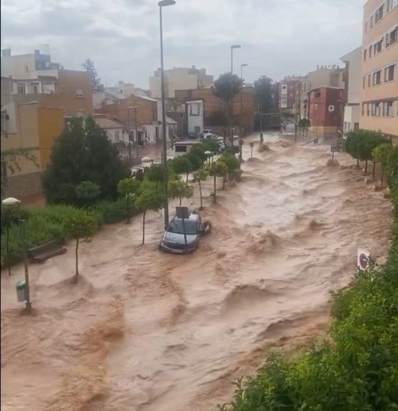 Valencia sigue sumida en el caos y Sánchez sigue sin llamar a la OTAN pudiéndolo hacer