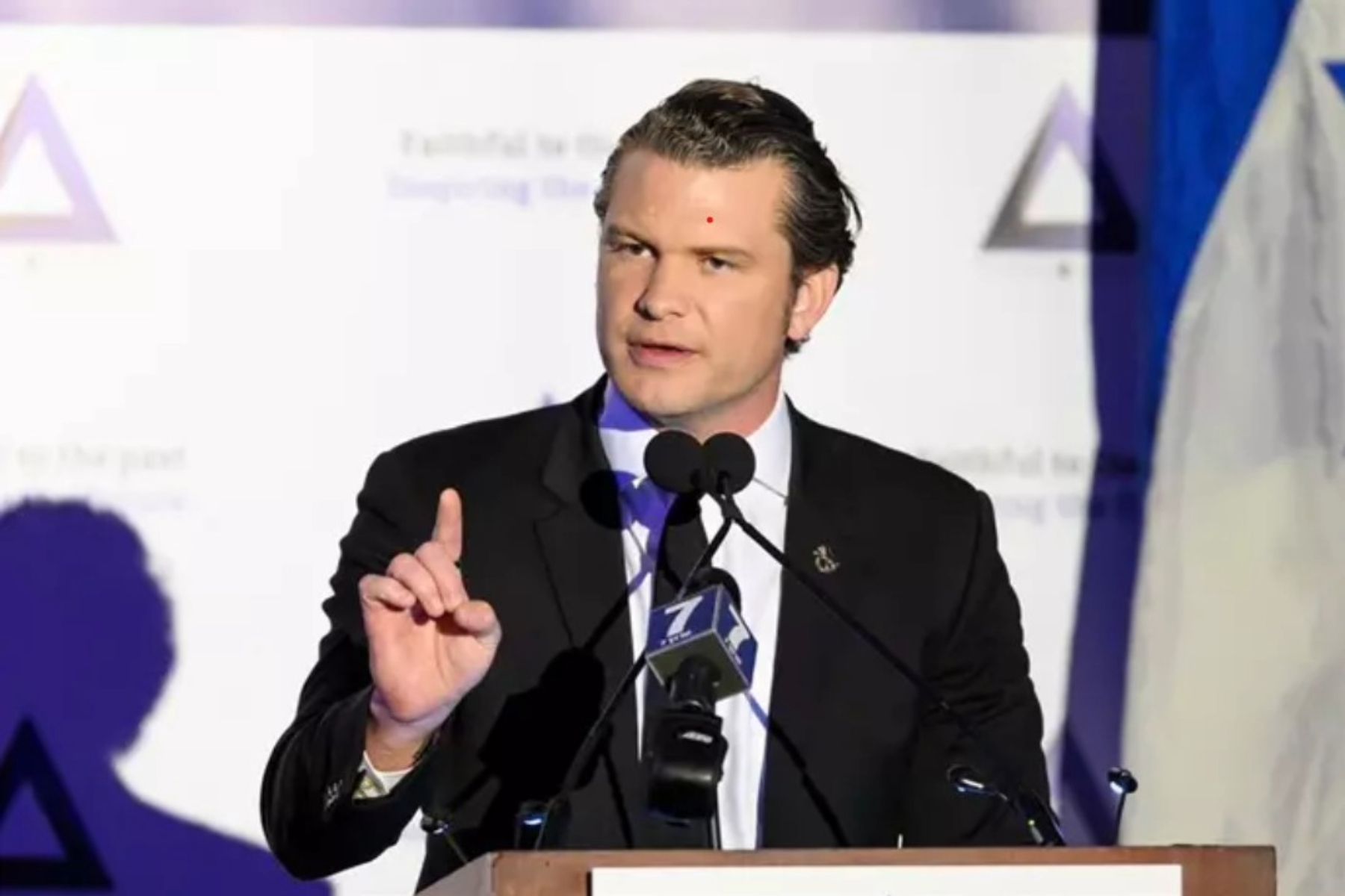 Trump elige como secretario de Defensa a Pete Hegseth, presentador de Fox