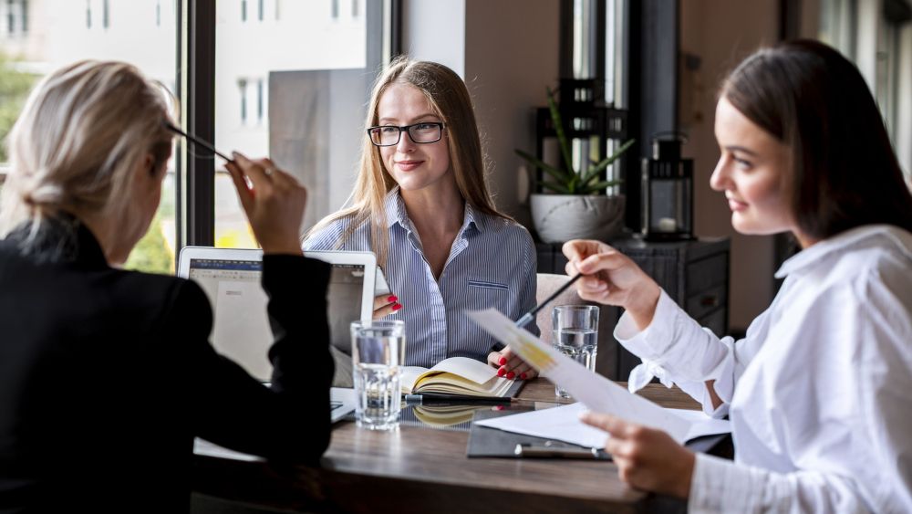 La presencia de mujeres directivas en España ha aumentado un 26% en las últimas dos décadas | Foto: Freepik