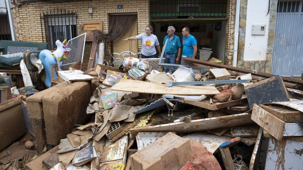 EuropaPress 5418290 varias personas observan objetos vivienda inundada septiembre 2023 buenache