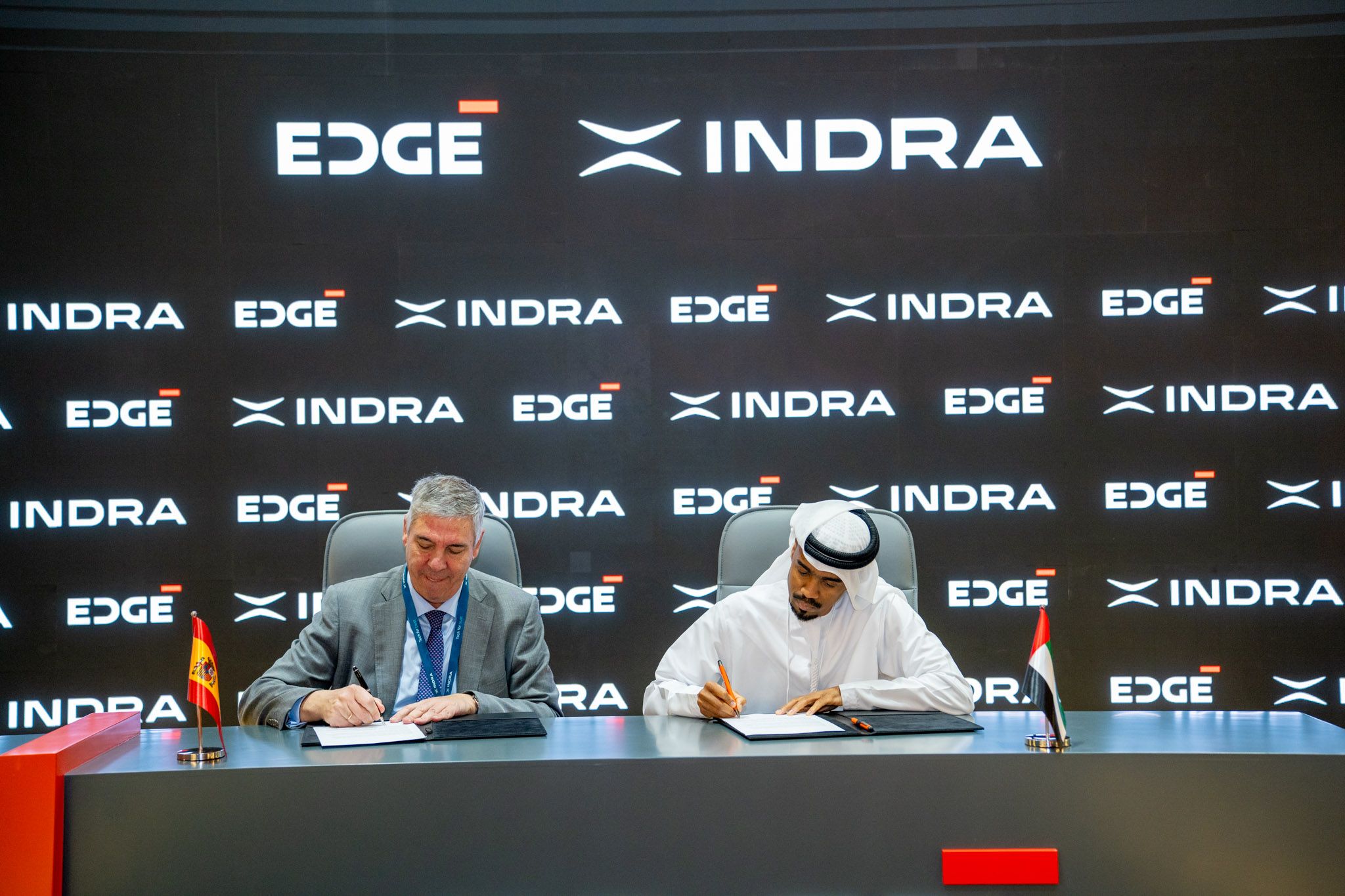 Indra firma un acuerdo con la emiratí Katim para ofrecer comunicaciones ultraseguras a países aliados