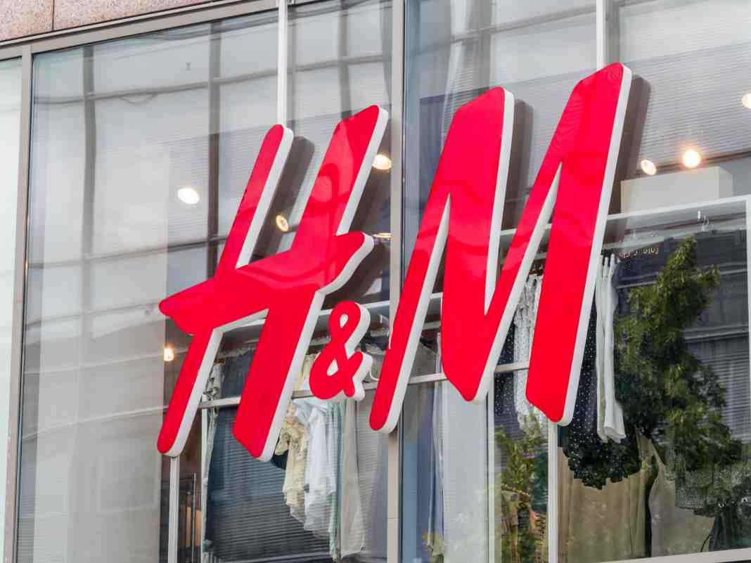 H&M, denunciada por espiar a sus empleados: cáncer, orientación sexual, incontinencia urinaria…